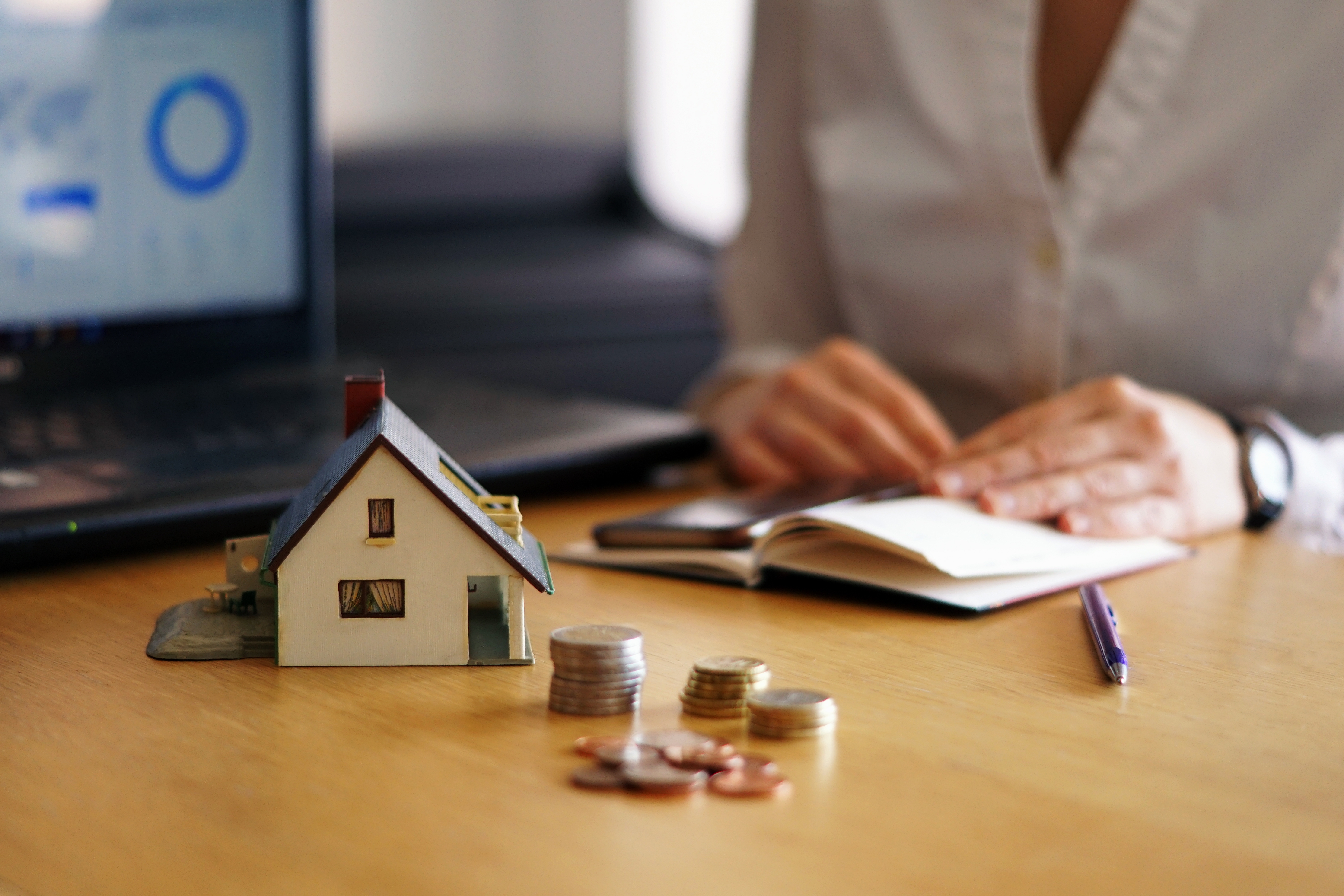 foto-aproximada-de-uma-pessoa-pensando-em-comprar-ou-vender-uma-casa
